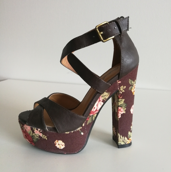 ❤️[3/$35] Qupid Strappy Floral Platform Block Heel - Picture 1 of 9